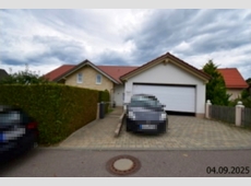 Wohnhaus mit Doppelgarage