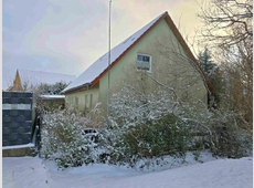 Einfamilienwohnhaus mit Einliegerwohnung und Nebengebäuden