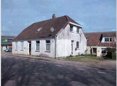Zwei Mehrfamilienhäuser und mehrere Nebengebäude