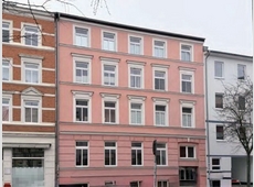 Mehrfamilienhaus mit 2 Nebengebäuden